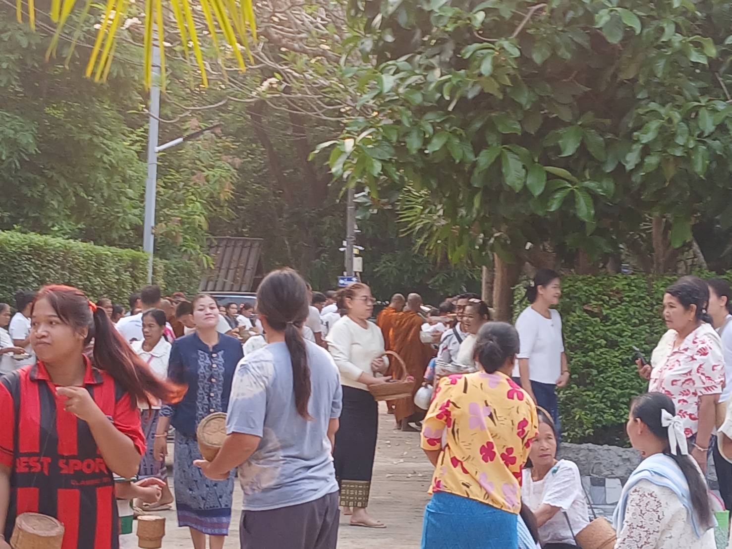 พช.กุสุมาลย์ ร่วมทำบุญตักบาตรเนื่องในงาน เทศกาลสงกรานต์