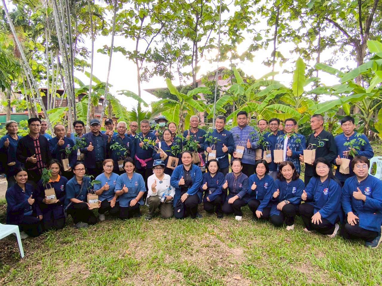 พช.กุสุมาลย์ จังหวัดสกลนคร : ร่วมขับเคลื่อนการพัฒนาศูนย์เรียนรู้การพัฒนาคุณภาพชีวิตตามหลักทฤษฎีใหม่ ประยุกต์สู่ "โคก หนอง นา" CLM และกิจกรรม เอามื้อสามัคคี "การพัฒนา ต่อยอด สร้างความมั่นคงทางอาหาร"