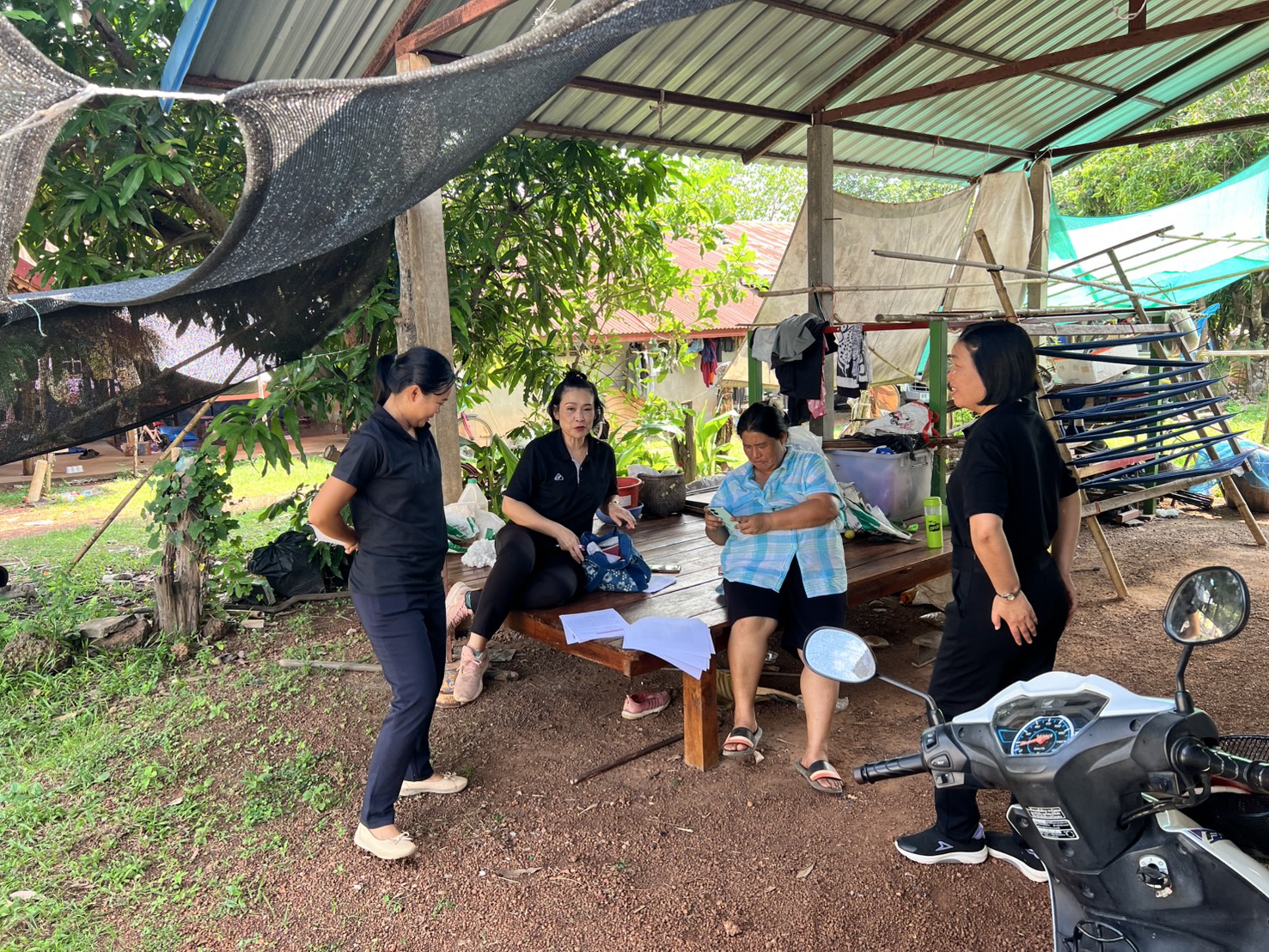 สำนักงานพัฒนาชุมชนอำเภอกุสุมาลย์ : ลงพื้นที่เตรียมความพร้อม "กลุ่มทอผ้ามัดหมี่บ้านสนามบิน" มุ่งเป้าคัดเลือกกลุ่มอาชีพสตรีดีเด่นระดับจังหวัด ประจำปี 2569