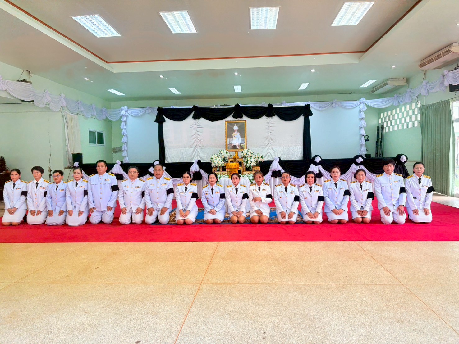 สำนักงานพัฒนาชุมชนอำเภอกุสุมาลย์ : นำเจ้าหน้าที่พัฒนาชุมชนอำเภอกุสุมาลย์ ร่วมถวายน้ำสรงพระศพเบื้องหน้าพระรูป สมเด็จพระเจ้าลูกเธอ เจ้าฟ้าพัชรกิติยาภา นเรนทิราเทพยวดี กรมหลวงราชสาริณีสิริพัชร มหาวัชรราชธิดา