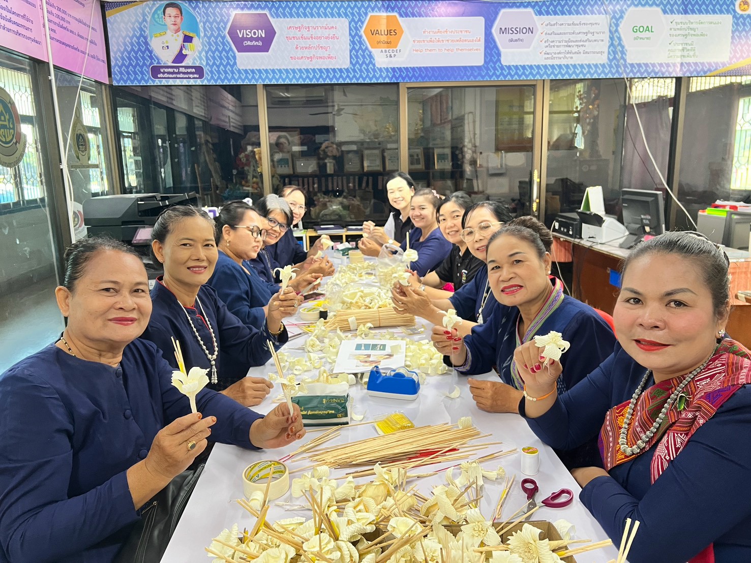 สำนักงานพัฒนาชุมชนอำเภอกุสุมาลย์ : รวมพลังจิตอาสา ประดิษฐ์ ดอกไม้จันทน์ สำหรับพระราชพิธีถวายพระเพลิงพระบรมศพ สมเด็จพระนางเจ้าสิริกิติ์ พระบรมราชินีนาถ พระบรมราชชนนีพันปีหลวง สำหรับประชาชนในส่วนภูมิภาค
