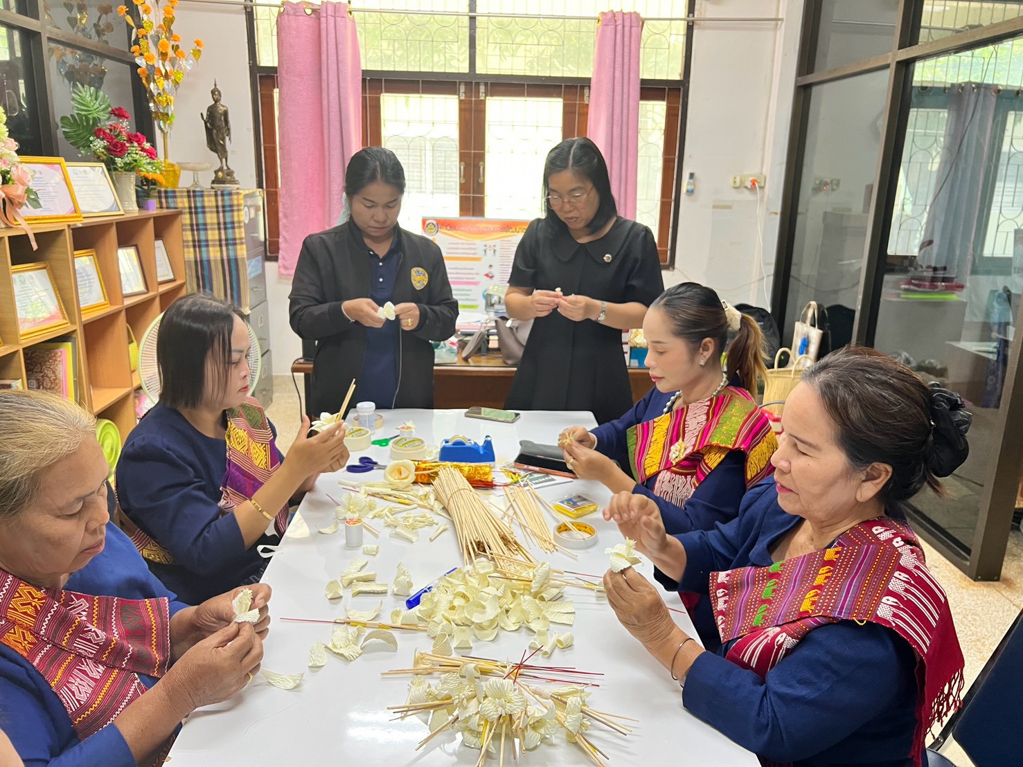 สำนักงานพัฒนาชุมชนอำเภอกุสุมาลย์ : หนุนพลังสตรี ร่วมประดิษฐ์ดอกไม้จันทน์ ด้วยสำนึกในพระมหากรุณาธิคุณ