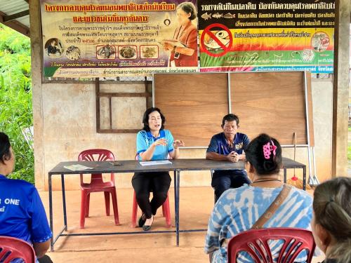 สำนักงานพัฒนาชุมชนอำเภอกุสุมาลย์ : ดำเนินกิจกรรมการประชุมคณะกรรมการกองทุนแม่ของแผ่นดินและให้ความรู้ด้านยาเสพติดแก่สมาชิกกองทุนแม่ของแผ่นดิน