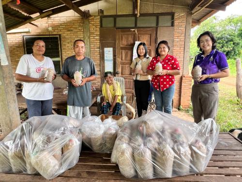 สำนักงานพัฒนาชุมชนอำเภอกุสุมาลย์ : ลงพื้นที่เยี่ยมให้กำลังใจครัวเรือนยากจน-เปราะบาง พร้อมมอบวัสดุประกอบอาชีพ