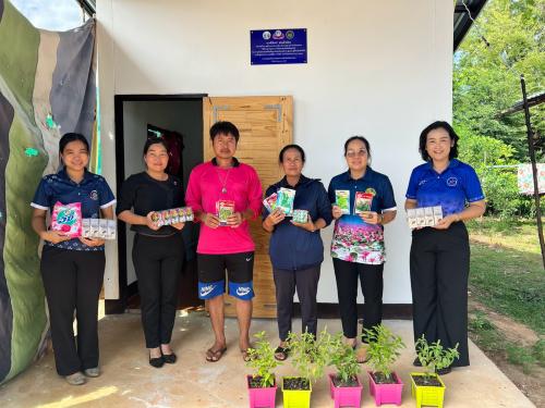 สำนักงานพัฒนาชุมชนอำเภอกุสุมาลย์ : ลงพื้นที่มอบวัสดุ อุปกรณ์ และสิ่งของที่จำเป็น ภายใต้โครงการ “ไหใหญ่ล้น ไหเล็กไม่เต็ม พลัส” เพื่อส่งเสริมความมั่นคงทางอาหาร ลดรายจ่าย และสร้างแหล่งอาหารภายในครัวเรือน