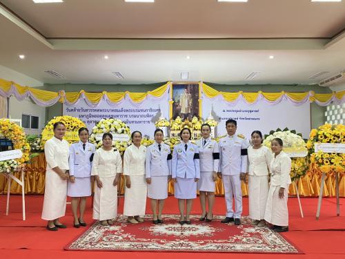 สำนักงานพัฒนาชุมชนอำเภอกุสุมาลย์ : ร่วมทำบุญตักบาตร และพิธีวางพวงมาลา เนื่องในวัน “นวมินทรมหาราช”