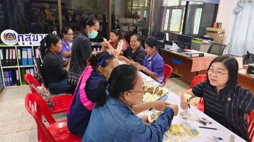 สำนักงานพัฒนาชุมชนอำเภอกุสุมาลย์ : รวมพลังจิตอาสา ประดิษฐ์ ดอกไม้จันทน์ สำหรับพระราชพิธีถวายพระเพลิงพระบรมศพ สมเด็จพระนางเจ้าสิริกิติ์ พระบรมราชินีนาถ พระบรมราชชนนีพันปีหลวง สำหรับประชาชนในส่วนภูมิภาค