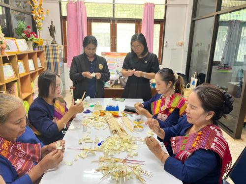 สำนักงานพัฒนาชุมชนอำเภอกุสุมาลย์ : หนุนพลังสตรี ร่วมประดิษฐ์ดอกไม้จันทน์ ด้วยสำนึกในพระมหากรุณาธิคุณ