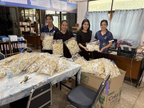 สำนักงานพัฒนาชุมชนอำเภอกุสุมาลย์ : รับมอบดอกไม้จันทน์ งานพระราชพิธีถวายพระเพลิงพระบรมศพ สมเด็จพระนางเจ้าสิริกิติ์ พระบรมราชินีนาถ พระบรมราชชนนีพันปีหลวง